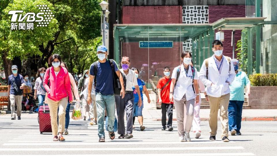 戶外口罩令解禁，但許多民眾仍會戴著口罩。（示意圖／shutterstock達志影像）