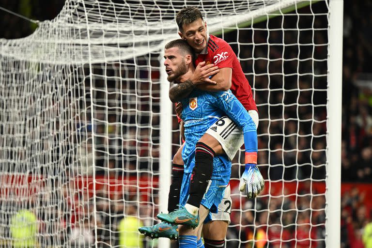 Lisandro Martínez se cuelga de De Gea en festejo de un partido por la Premier League