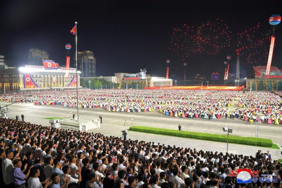 北韓8日晚間在平壤舉行建國76週年活動並施放煙火。翻攝KCNA