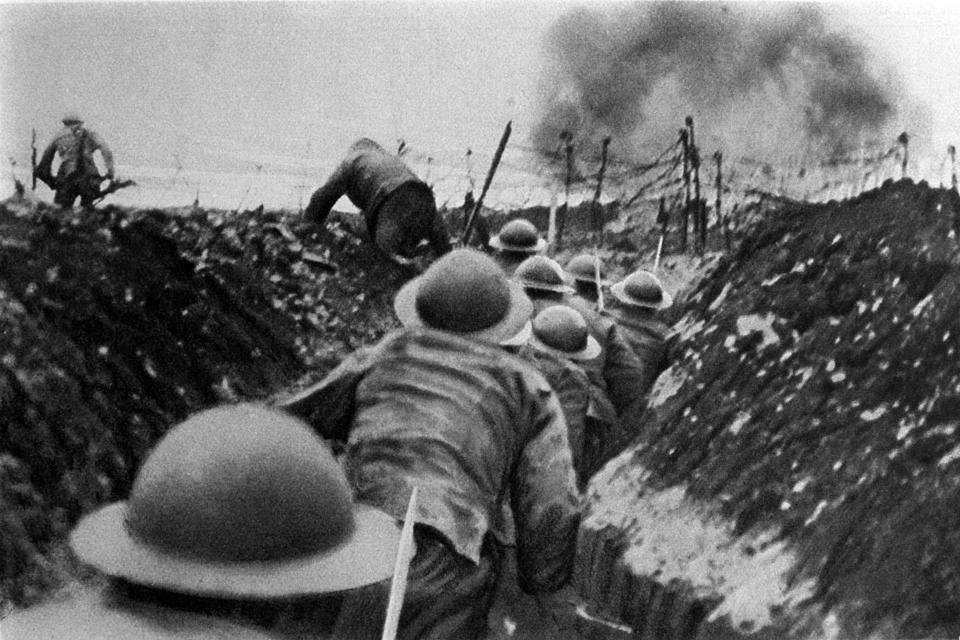 First World War: soldiers of the English infantry in France, running out of their trenches at the signal to assault, Somme, France, 1916.