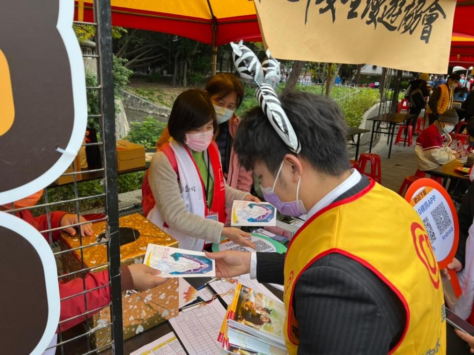 永慶房屋贊助北投社區大學成果展所需帳篷，並贈送造型氣球及瑪法達年曆，與民眾一起同樂。（永慶房產集團提供）