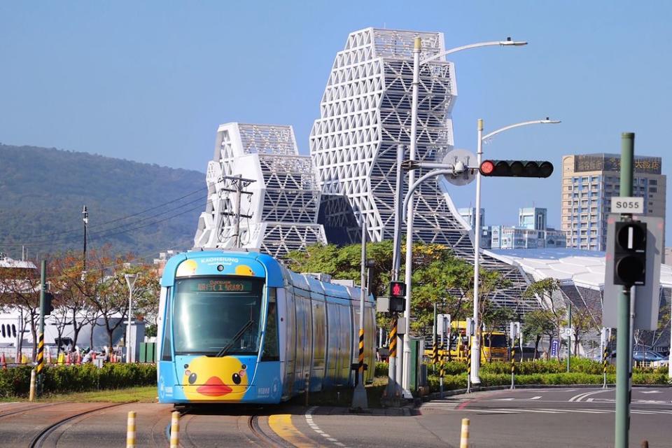 愛河灣不好停車，民眾搭乘輕軌看小鴨。（高市府提供）