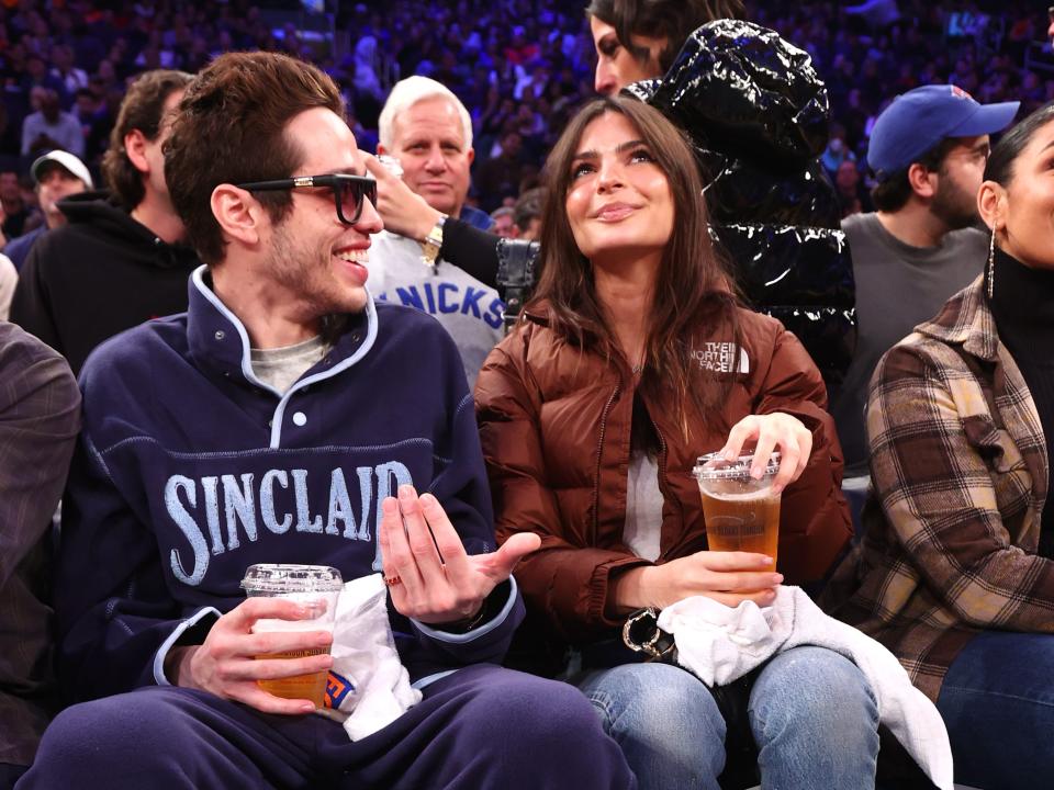 Pete Davidson and Emily Ratajkowski attend a game between the Memphis Grizzlies and the New York Knicks on November 27, 2022