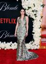 <p>Nuestra protagonista se decantó por un vestido de lentejuelas de Louis Vuitton. "Las lentejuelas se han convertido en un recurso habitual, tanto en prendas principales como pantalones, faldas y, por supuesto, vestidos, como a través de los accesorios", dice Telva. (Foto: Jon Kopaloff / Getty Images)</p> 