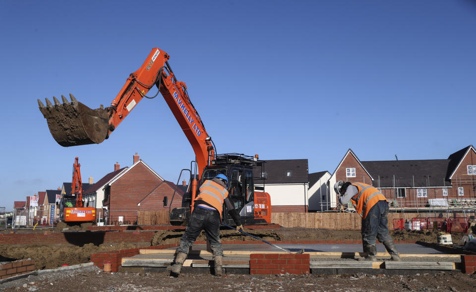 Construction workers work on a Taylor Wimpey housing estate in Aylesbury, England. Photo: Eddie Keogh/Reuters