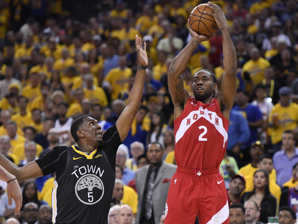 Toronto Raptors forward Kawhi Leonard (2) shoots over Golden State Warriors centre Kevon Looney (5) during the second half of Game 6 of basketball’s NBA Finals, Thursday, June 13, 2019, in Oakland, Calif. (Frank Gunn/The Canadian Press via AP)