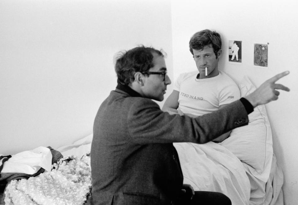 Si Jean-Luc Godard a été un des premiers à lui donner sa chance au cinéma, Jean-Paul Belmondo se souvient néanmoins avoir hésité à travailler au départ avec le réalisateur, qui ne lui inspirait pas vraiment confiance. Désigné par le cinéaste pour figurer dans son court-métrage <em>Charlotte et son jules</em>, le comédien avait au début refusé. La perspective de tourner dans une chambre d'hôtel déjà occupée par le réalisateur lui semblait<em> "louche"</em>. Heureusement, Élodie - sa compagne de l'époque - le persuade d'accepter. Après cette première expérience, le comédien tournera dans le mythique <em>À bout de souffle</em> (1960) qui le propulsera au rang de star. Mais là encore, à l'époque du tournage, l'acteur se souvient avoir eu beaucoup de doutes sur les chances de succès de ce film. <em>"Le premier jour de tournage, Godard me demande d'entrer dans un café et de commander une bière. Il filme la scène. Puis annonce : </em>'C'est fini pour aujourd'hui, on verra demain'.<em> Voilà le premier jour de tournage d'</em>À bout de souffle<em>, j'ai juste bu une bière !"</em>, s'est souvenu celui qui participera malgré tout quelques années plus tard à la légende Godardienne avec le film <em>Pierrot le fou</em>. (<em>©Jacques Haillot/Apis/Sygma/Sygma via Getty Images</em>)