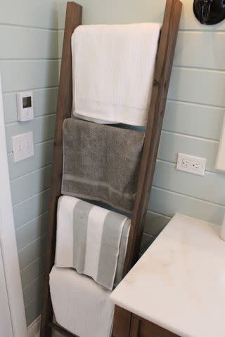 <p><a href="http://12oaksblog.com/2013/02/27/how-to-make-a-rustic-ladder-to-hang-towelsblankets/" data-component="link" data-source="inlineLink" data-type="externalLink" data-ordinal="1" rel="nofollow">12 Oaks</a></p>