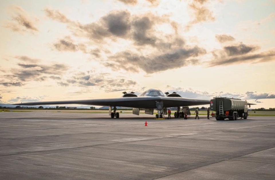 8月29日，美國空軍B-2「幽靈」匿蹤戰略轟炸機首次在挪威歐蘭空軍基地演練「熱加油」作業。   圖：翻攝Nato Allied Air Command