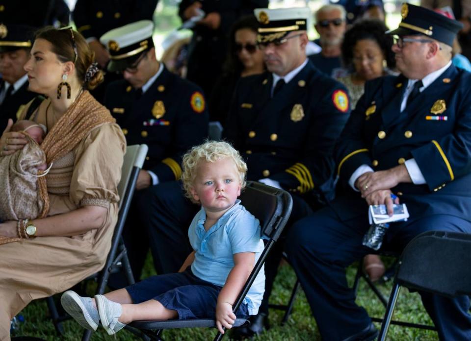 Giorgio Caruso, 2 de años, asiste a la ceremonia de tributo a las víctimas de los ataques terroristas del 11 de septiembre de 2001, en Tropical Park, Miami, el domingo 11 de septiembre de 2022.