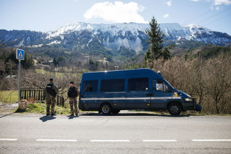 Des gendarmes sécurisent un périmètre autour du village du Haut-Vernet deux jours après la découverte d'ossement du petit Emile porté disparu l'été dernier, le 2 avril 2024 dans les Alpes-de-Haute-Provence (CLEMENT MAHOUDEAU)