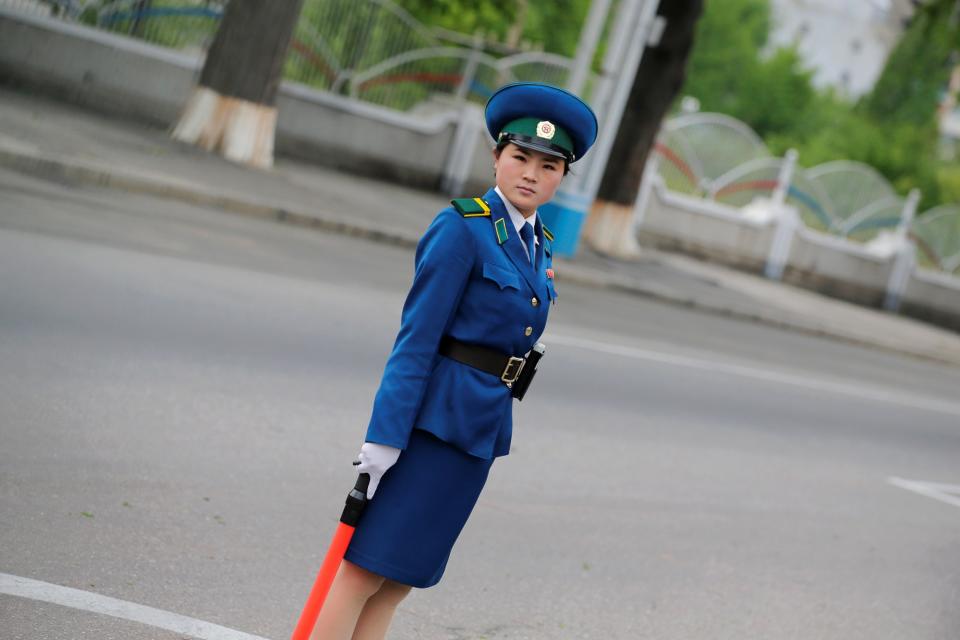 (FOTOS) Las "señoritas del tráfico" de Pyongyang, un emblema de la capital norcoreana