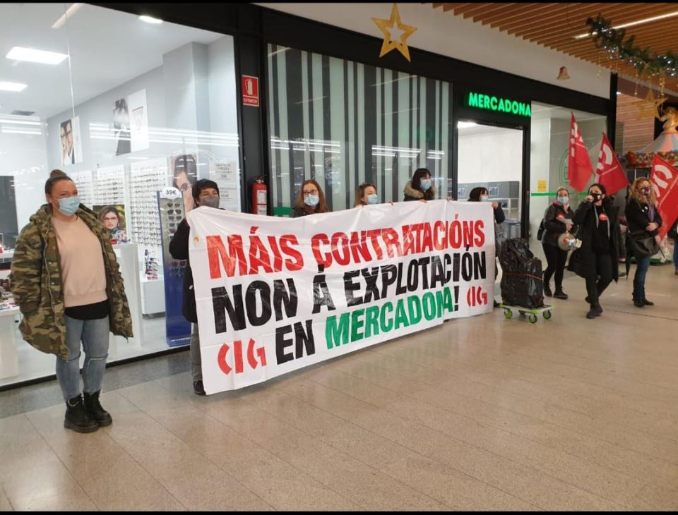 Protestas de los trabajadores de Mercadona convocada por la CIG a las puertas de una tienda en A Coruña. Fuente: CIG Mercadona.