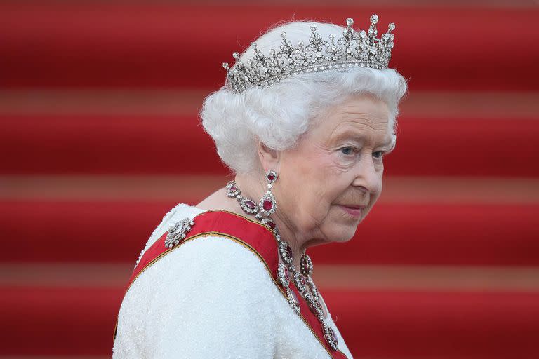 La reina Isabel II llega para el banquete de estado en su honor en el palacio Schloss Bellevue en la segunda visita de cuatro días de la pareja real a Alemania, el 24 de junio de 2015 en Berlín