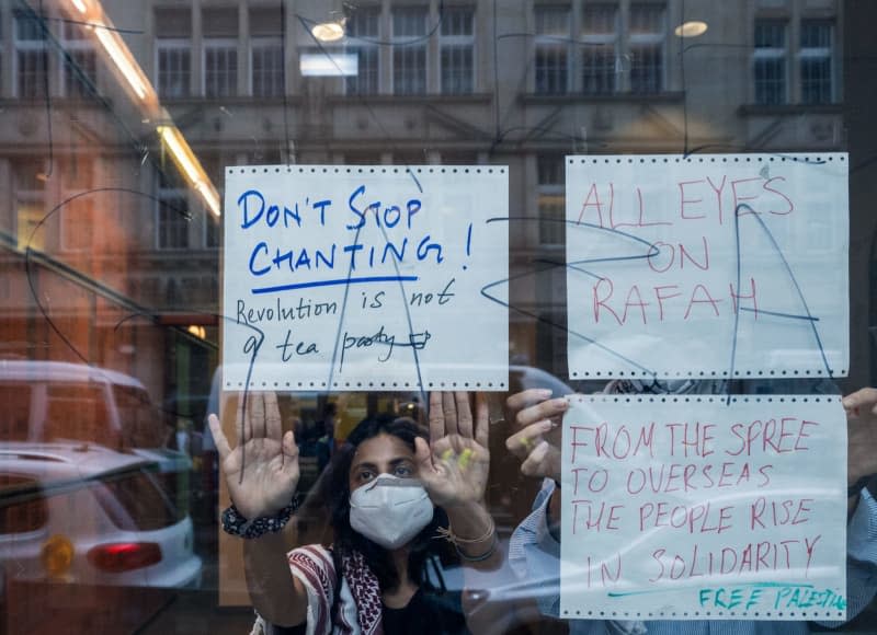 Pro-Palestinian demonstrators place handwritten posters on the Institute of Social Sciences at Humboldt University window. Activists have occupied rooms at Berlin's Humboldt University in support of the Palestinians and protest against Israel. Soeren Stache/dpa