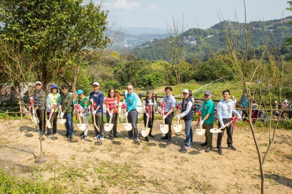 台北市公私合作固碳新森活，十二日在貓空樟樹步道共同植樹。（北市府提供）