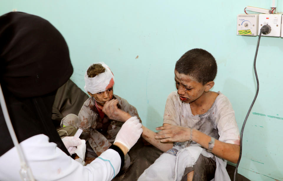 <p>A doctor treats children injured by an airstrike in Saada, Yemen, Aug. 9, 2018. (Photo: Naif Rahma/Reuters) </p>