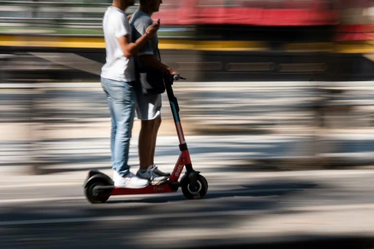 Der ökologische Verkehrsclub VCD hat die Verkehrsunternehmen in Deutschland aufgerufen, ihre E-Scooter-Verbote zu überdenken. In mehreren Städten ist die Mitnahme von E-Tretrollern bereits nicht mehr erlaubt, andere wollen in Kürze nachziehen