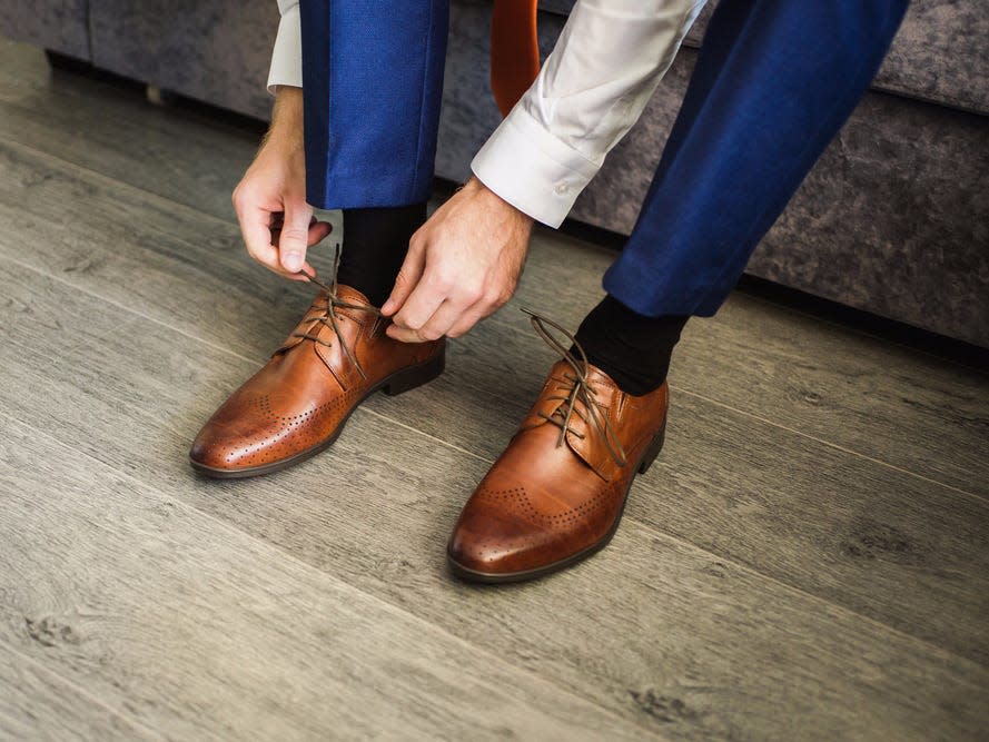 man tying shoes