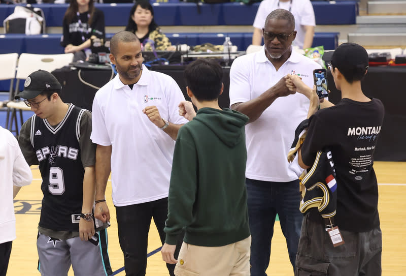 前NBA球星帕克、威金斯與球迷互動（1） 應邀訪台的兩大前NBA球星帕克（Tony Parker）（後 右2）、威金斯（Dominique Wilkins）（後右）27日下 午在台藝大多功能活動中心出席粉絲見面會，與球迷 粉絲擊拳互動。 中央社記者趙世勳攝　113年4月27日 