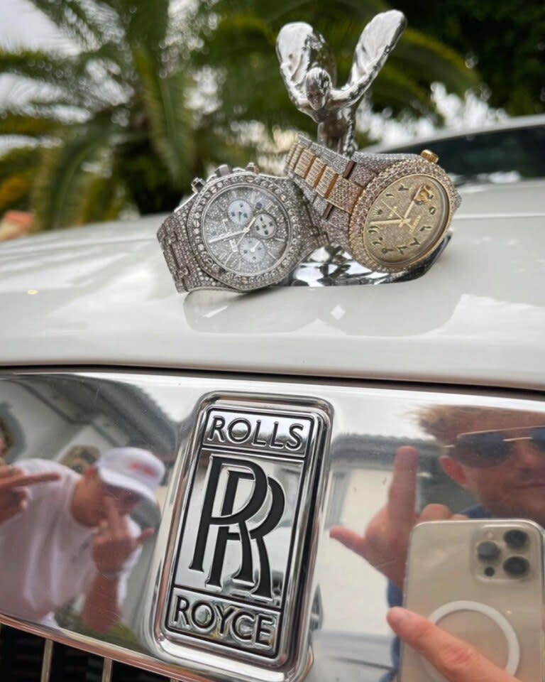 Jake Paul le tomó una foto a su Rolls Royce con dos lujosos relojes