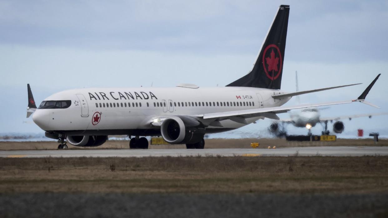 In einem kanadische Fluggesellschaft Air Canada wurde eine schlafende Frau vom Personal nach der Landung übersehen und anschließend in der Maschine eingeschlossen. Foto: Darryl Dyck/Symbol