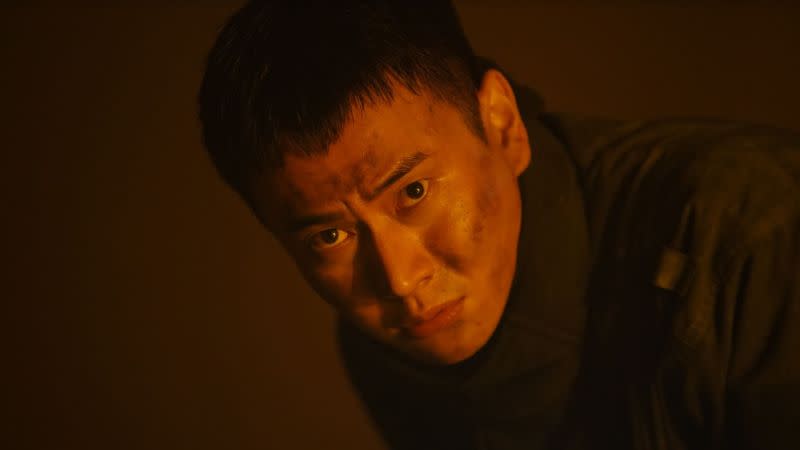 ▲劉冠廷在《火神的眼淚》領便當。（圖／Netflix）