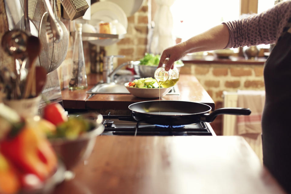 Zum Braten eignen sich raffinierte Speiseöle, da sie höheren Temperaturen standhalten. (Symbolbild: Getty Images)