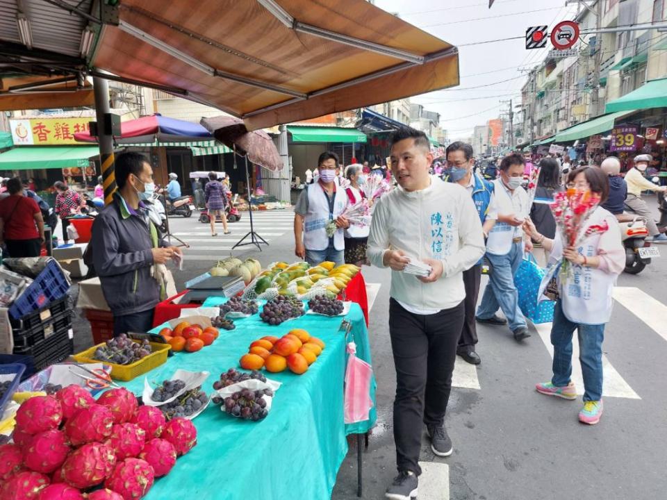 立委陳以信到歸仁市場向媽媽們賀節。（記者張淑娟攝）