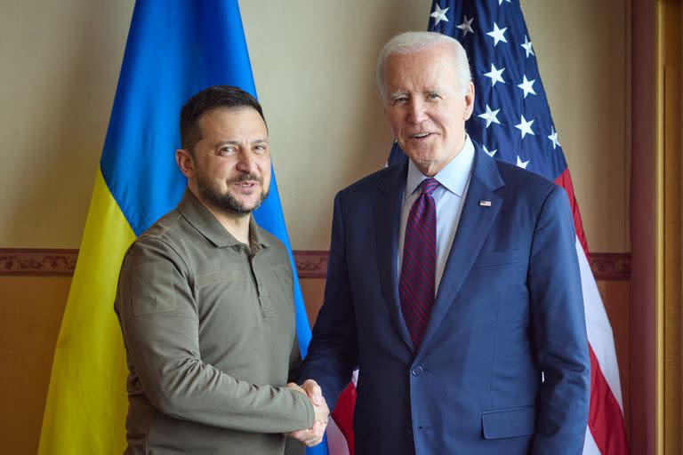 Esta fotografía tomada y difundida por el Servicio de Prensa Presidencial de Ucrania muestra al presidente Volodimir Zelensky estrechando la mano del presidente de EE.UU. Joe Biden  durante la reunión 