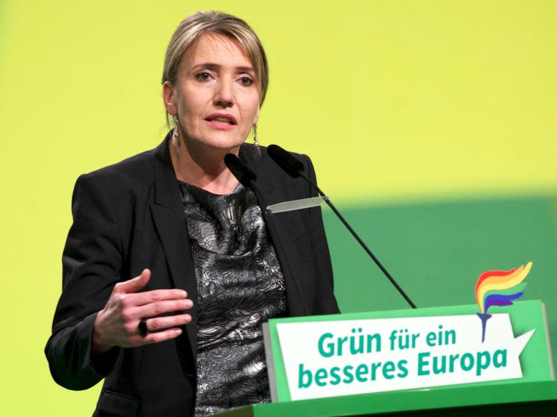 Grünen-Chefin Simone Peter wehrt sich gegen eine Überschrift der Bunten. (Bild: dpa)