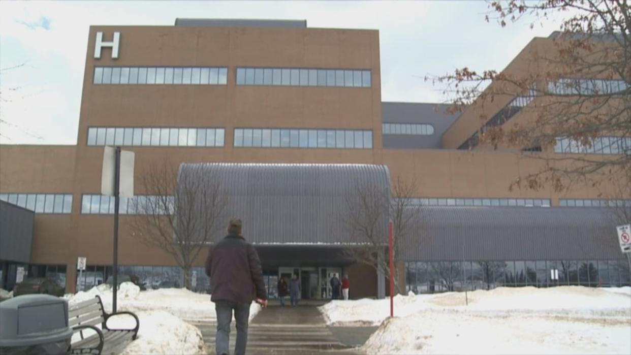 The Vitalité Health Network is asking the public to avoid the Campbellton Regional Hospital emergency room except in 'urgent cases.' The hospital is eight patients over its 10-bed capacity. (Radio-Canada - image credit)