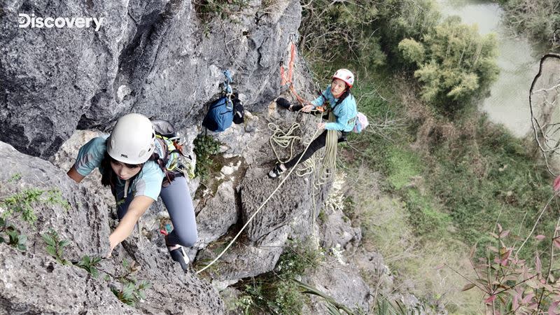 陽朔志工救援隊在極限地形中執行艱鉅的救援任務，過程高度仰賴團隊配合默契。（圖／Discovery頻道）