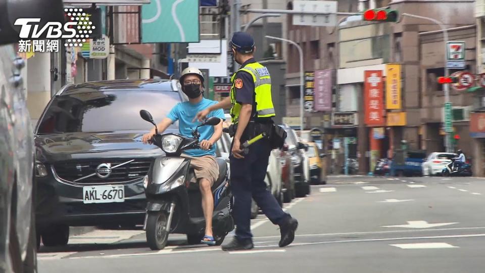 警方疏散路上車輛。（圖／TVBS）