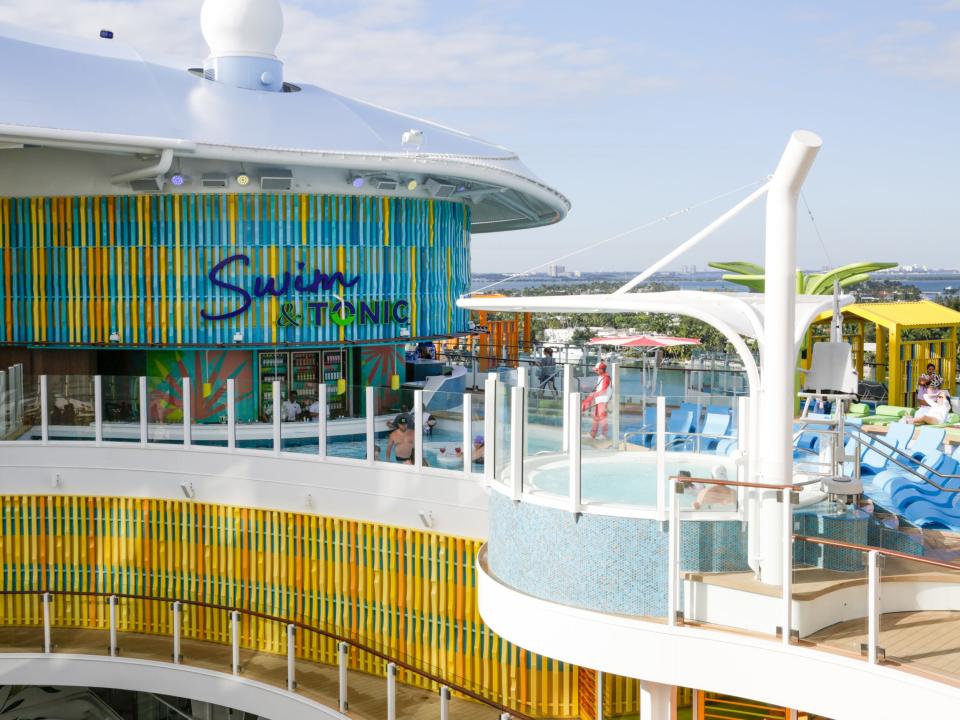 Icon of the Seas' swim up bar