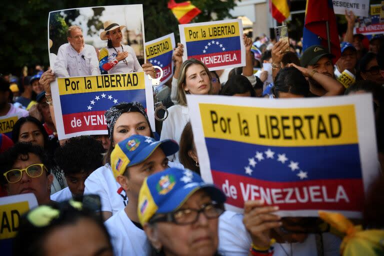 Dezenas de pessoas durante manifestação em frente ao Congresso dos Deputados para reivindicar Edmundo González, presidente eleito da Venezuela, no dia 10 de setembro de 2024, em Madrid (Espanha).