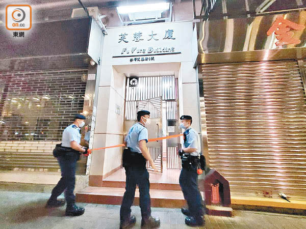 軍裝警員封鎖芙蓉大廈的出入口。（余宏基攝）
