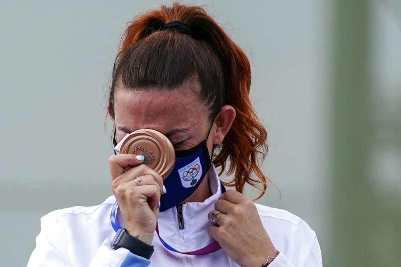 歐洲迷你國「聖馬利諾」的射擊女將佩瑞莉在不定向飛靶項目勇奪銅牌。（AP）