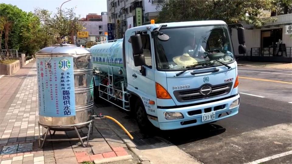 太久沒下雨...   台南六甲龍湖巖湖泊變草原