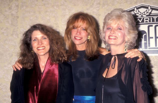 Carly Simon (center) lost both of her sisters to different forms of cancer last week. (Photo: Ron Galella via Getty Images)