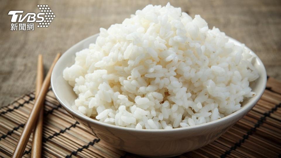 網友用電鍋煮飯，米飯卻滿出來。（示意圖／shutterstock達志影像）