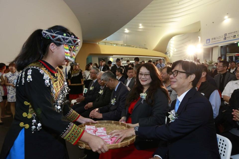 合唱團孩子們將象徵豐碩的麻糬分送給高雄市長陳其邁。圖/臺灣港務公司提供