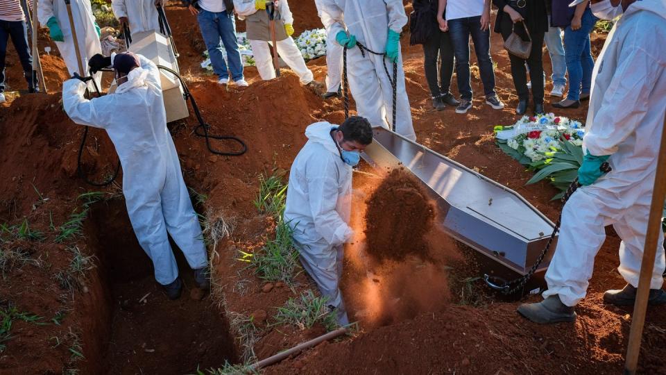 Beerdigung auf dem Friedhof Vila Formosa inmitten der Corona-Pandemie.