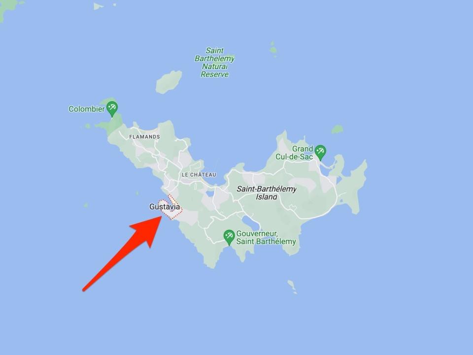 An arrow points to the coastal town of Gustavia.