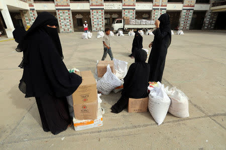 Displaced people receive aid kits distributed by the (ICRC) International Committee of the Red Cross in the war-torn Red Sea port city of Hodeidah, Yemen June 21, 2018. REUTERS/Abduljabbar Zeyad