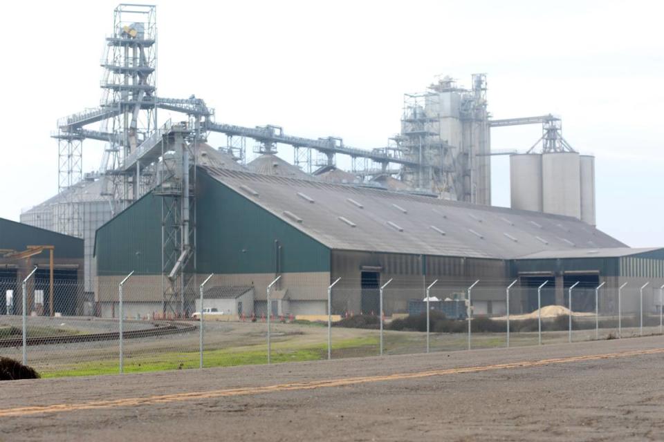 Granero de productos básicos de alimentación de aves de corral de Pitman Family Farms, situado en Iona Ave., en Hanford, fotografiado el 19 de enero de 2024.