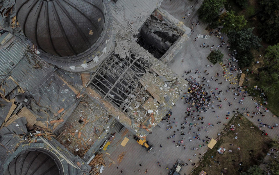Vista aérea de los daños a la Catedral. REUTERS/Yan Dobronosov