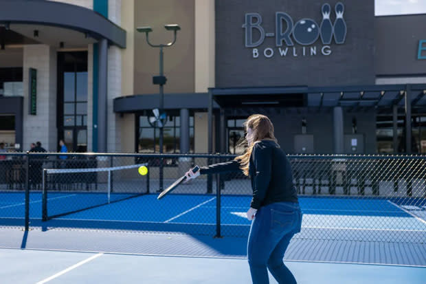 Imagem de um B&B Theatres com quadra de pickleball própria.