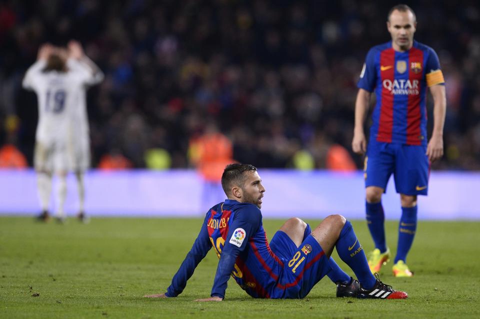 <p>Jordi Alba peuvent être déçus, ils ont au moins récupéré leur capitaine Iniesta. Le premier pas vers la victoire. </p>