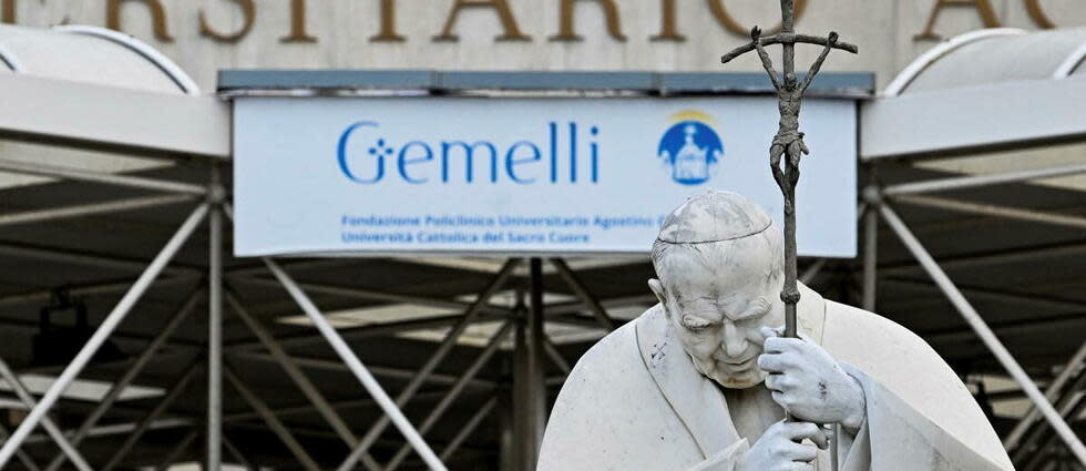 Le pape François a passé une deuxième nuit à l'hôpital.  - Credit:ALBERTO PIZZOLI / AFP